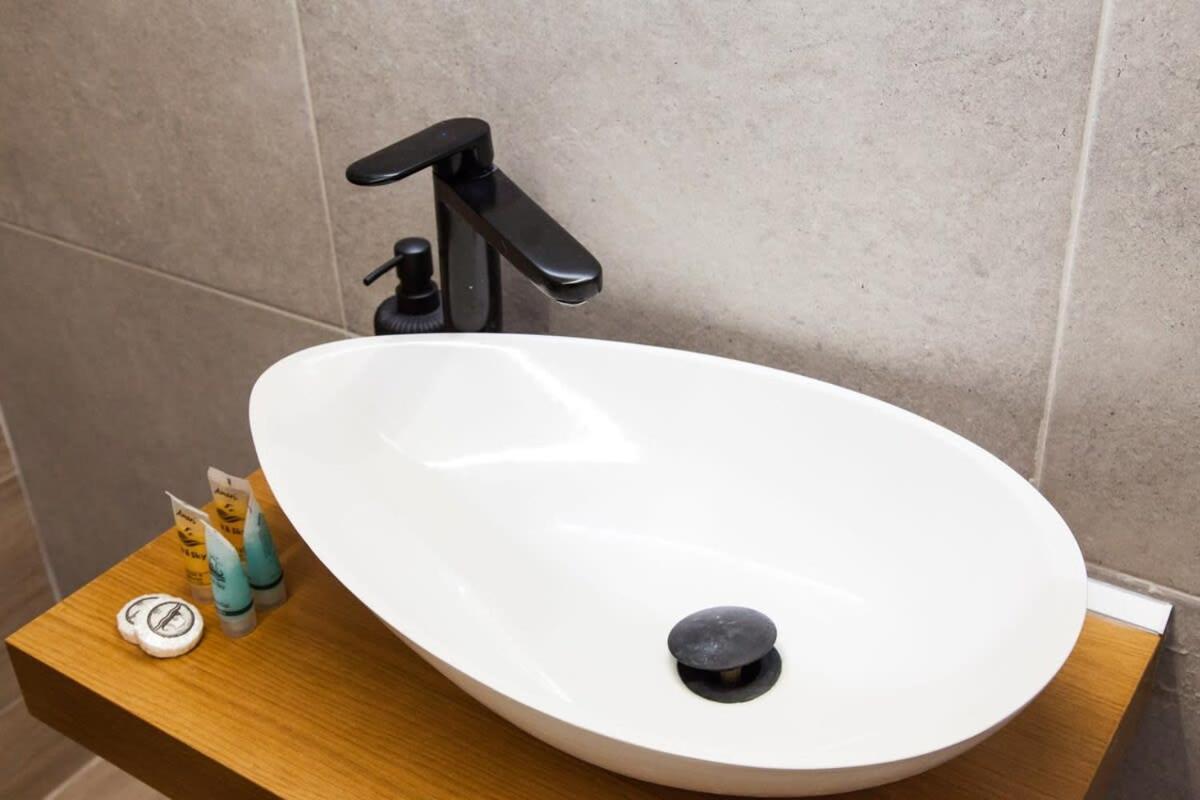 אתונה Contemporary Stylish Apartment Located Near Metaxourgeio Area מראה חיצוני תמונה