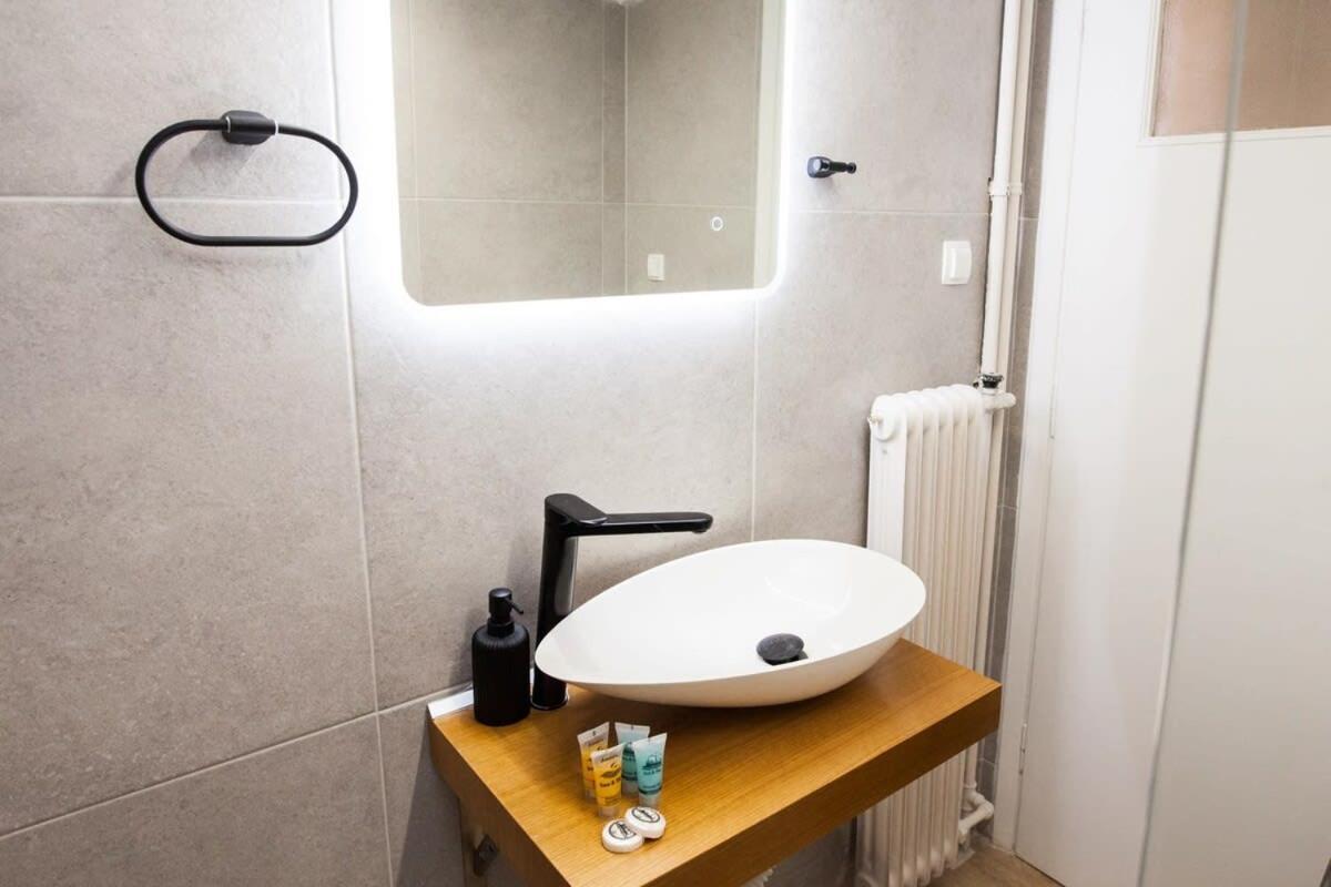אתונה Contemporary Stylish Apartment Located Near Metaxourgeio Area מראה חיצוני תמונה