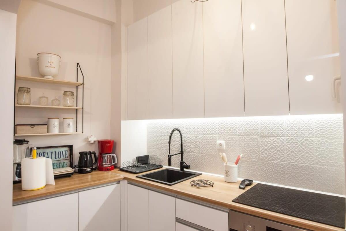 אתונה Contemporary Stylish Apartment Located Near Metaxourgeio Area מראה חיצוני תמונה