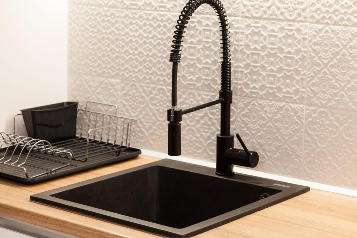 אתונה Contemporary Stylish Apartment Located Near Metaxourgeio Area מראה חיצוני תמונה